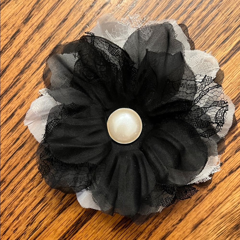 APT 9 Kohls Black and White Lace Tulle Faux Flower Floral Lapel Pin Brooch Large